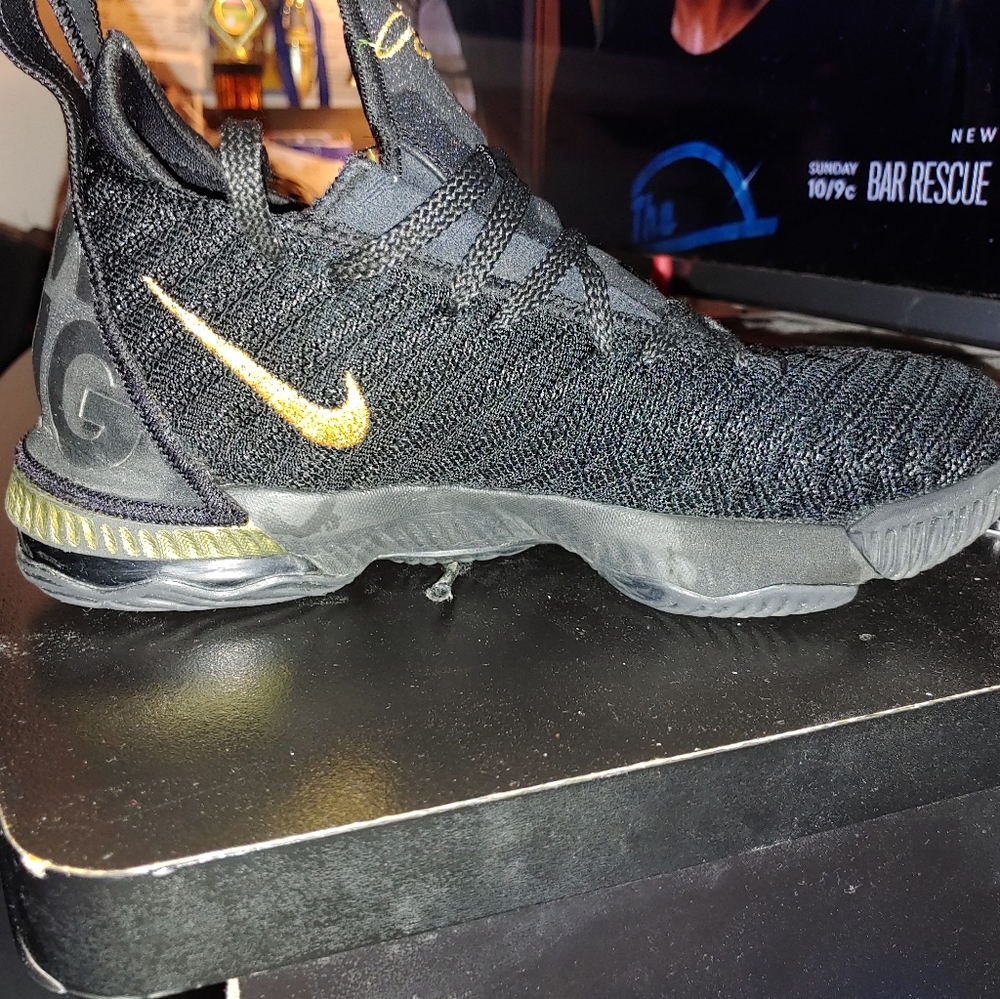 Big Boys Size 5.5 Lebron XVI